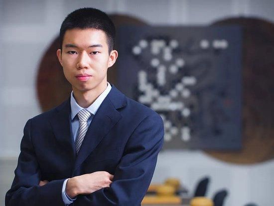 索菲娅·罗兰优雅现身澳门露半球 引众男献殷勤 2013-09-29 澳门，9月28日晚，国际殿堂级影星索菲娅·罗兰(Sophia Loren)莅临某购物中心，担任开幕嘉宾并进行剪彩仪式，展现其绝代巨星风采。