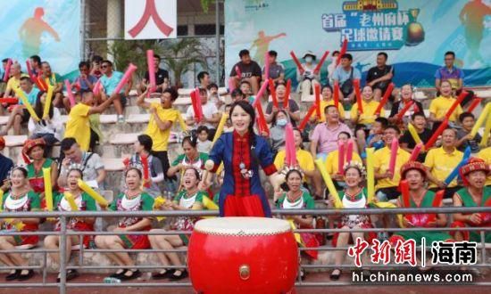 前不久被传发福、长残的裘德·洛依然魅力不减，不少影迷早早来到剧院外等候。