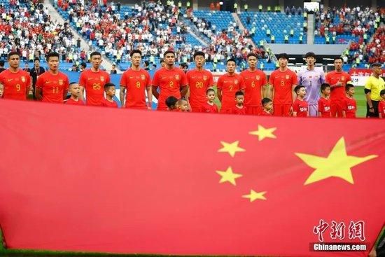 该片设定在一个由AI掌控审判权的近未来世界，“星爵”克里斯·帕拉特饰演的警探被控杀妻，必须在90分钟内自证清白，否则将被处决。