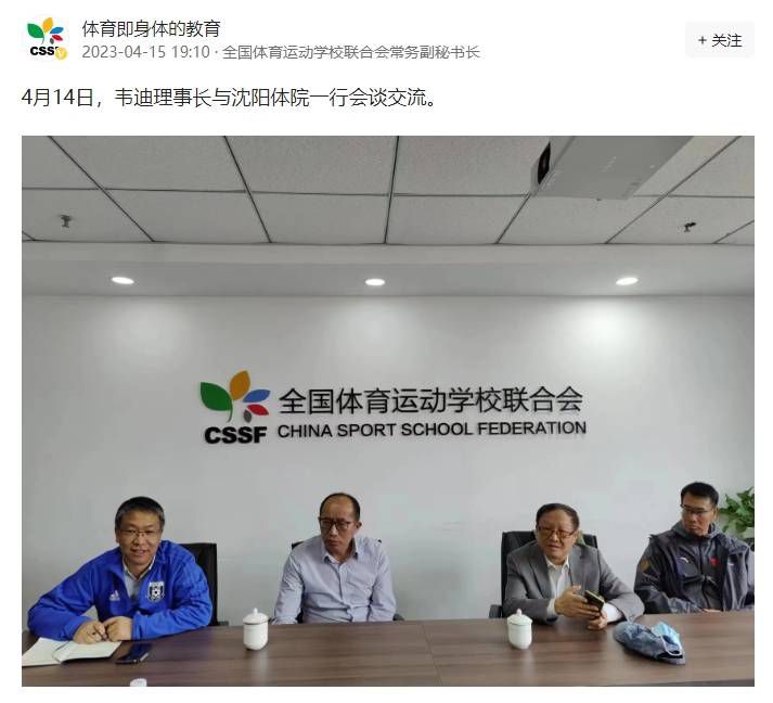 他身穿深色系休闲装外出拿外卖，脸上浓密的胡须和头发花白，看起来依旧不修边幅，不过状态相较几个月前好了不少。