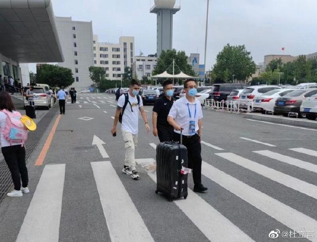 “寡姐”似乎正在与人对战，从摩托上纵身一跃，令人眼花缭乱。