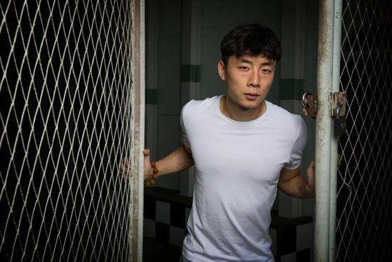 十五年前在餐车下目睹暴行，他人生的轨迹自此陷入黑暗。