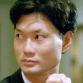阿普顿身穿短裤搭配T shirt活泼自然，随性的阿普顿在拍摄过程中把上衣扣子解开，丰满酥胸暴露无遗，途中牵着一匹骏马不时亲吻爱抚。