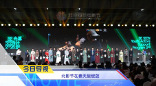 美泰玩具公司趁热打铁，推出了一系列《芭比》电影中的同款芭比娃娃和肯娃娃，其中包括以玛格特·罗比和瑞恩·高斯林的霓虹灯溜冰场景为 花式比心+Wink!