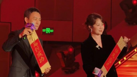 在海报上，这两个混不吝的青年人正在吞云吐雾。