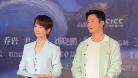 当天，许多观众都在中场休息时以不同方式进行着争分夺秒的能量补充——卡点叫外卖、便利店、连锁快餐都成为大家饱餐精神食粮后，填补身体饥饿的选择。