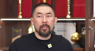 时而身着红色毛衣，气质沉静，却极为抢眼；时而身着西装亮相，演绎出别具风格的年代气质。