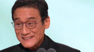 杨幂戴口罩现身机场 着宽松风衣藏身材孕事成迷 2013-12-17 近日，杨幂现身上海虹桥机场。